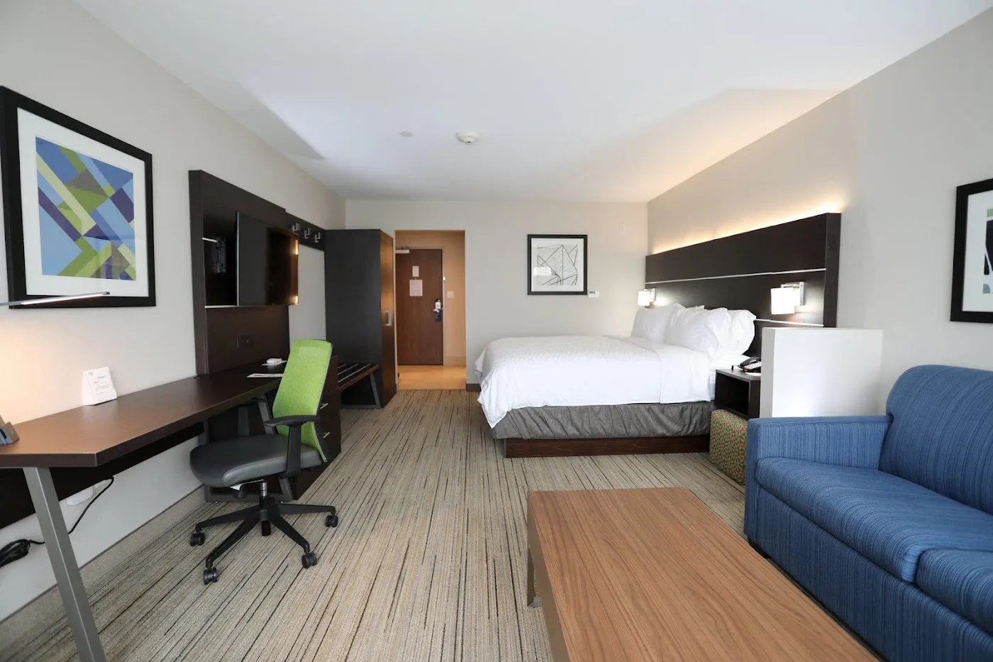 Holiday Inn Express & Suites photo